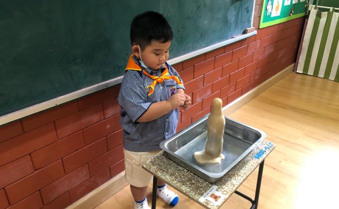 ลูกเสือบีเวอร์ทำการทดลองภูเขาไฟลาวาฟู