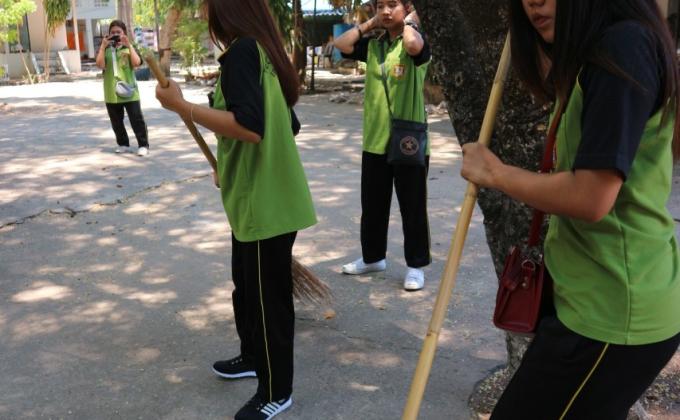 เก็บกวาดลานวัด