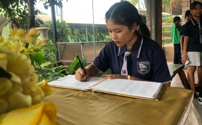 ลงนามถวายพระพรรัชกาลที่10