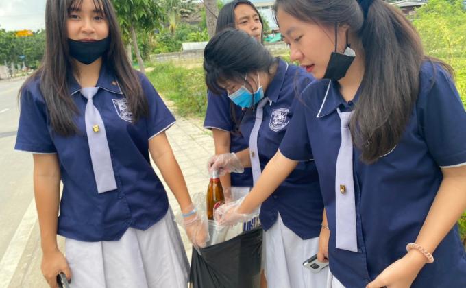 จิตอาสาเก็บขยะริมถนน