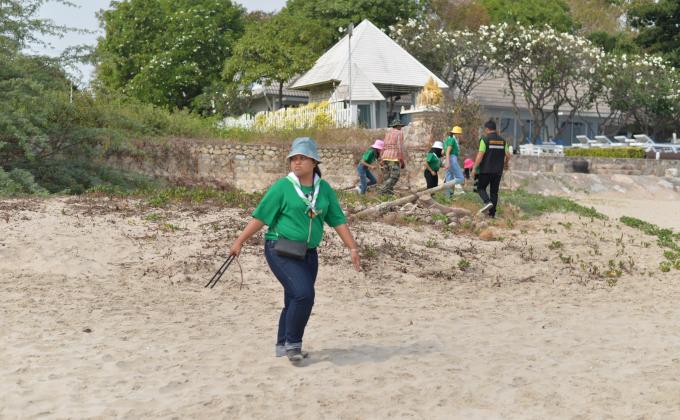 จิตอาสาช่วยเก็บขยะ