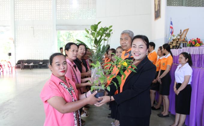 รับบริจาคต้นไม้ในงานประชุมผู้ปกครองนักเรียน