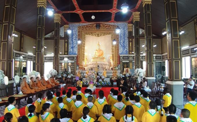 ร่วมทำบุญ ถวายเทียนพรรษาแก่วัด เนื่องในวันเข้าพรรษา