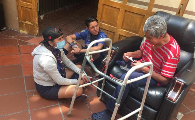 manos por los abuelitos