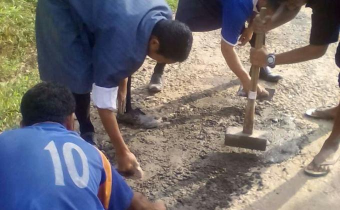 Road mainteprepare for prepare of world food day in damphu central school. 