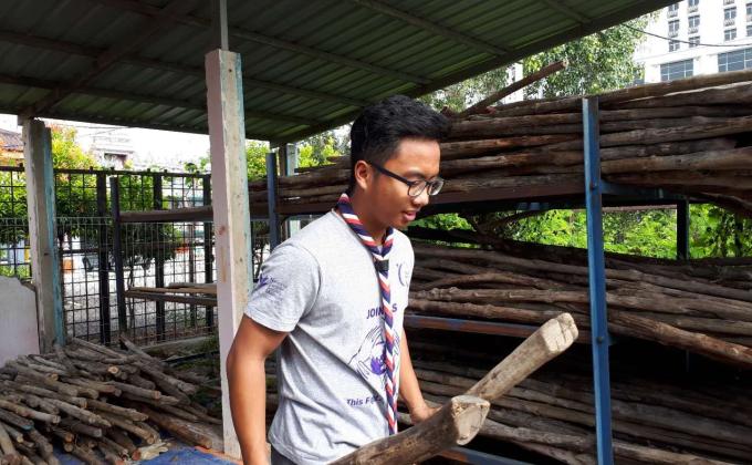 Mengemas stor kayu bakau