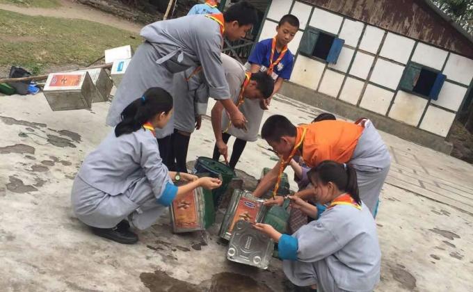 Nazhoen Scouts Preparing Dustbin