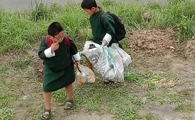 Vountarily collecting rubbish