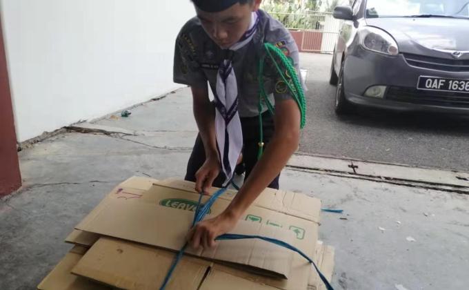 saya sedang susunkan kotak yang tidak menggunakan lagi