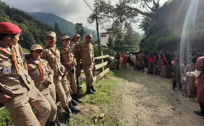 Crowd controlling for famous Tshepamey Wang