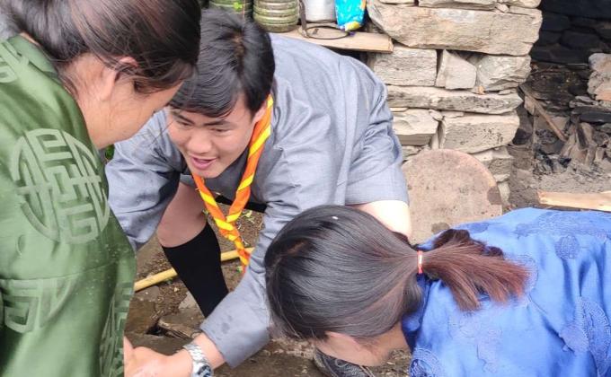 Volunteering  in serving,cooking  and washing  utensils 