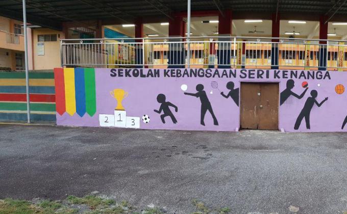 Melukis mural di SK Seri Kenanga 