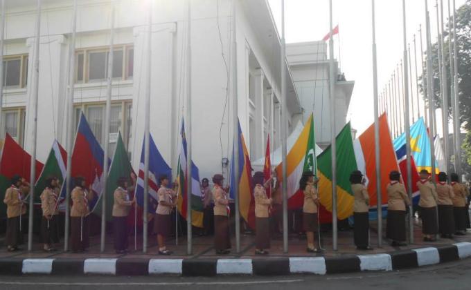 Pengibaran bendera negara - negara peserta konferensi asia afrika tahun 2014