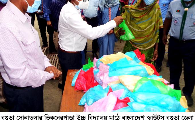 বন্যার্তদের মাঝে(নিজ হাতে তৈরি)  খাদ্য বিতরণ 