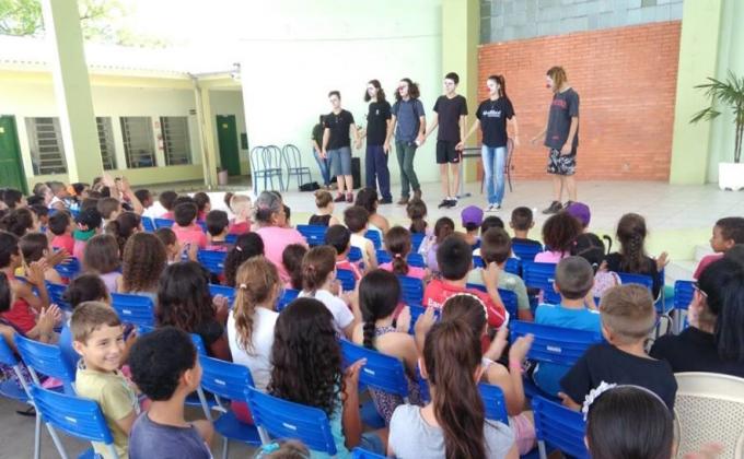 Peça de teatro sobre respeito na sala de aula