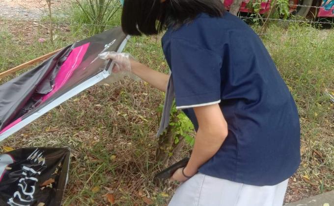 เก็บขยะริมถนน