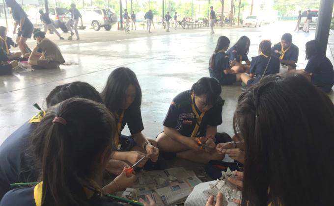 ประดิษฐ์ดอกไม้จากวัสดุเหลือใช้