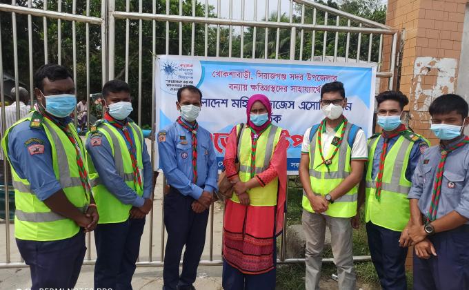 ত্রাণ বিতরণ 