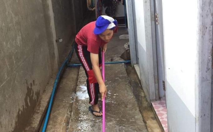 ขัดพื้นหน้าห้องนํ้า