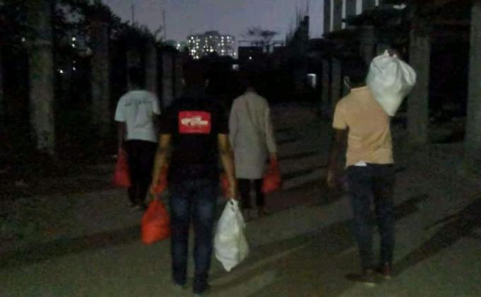 ত্রান বিতরণ 