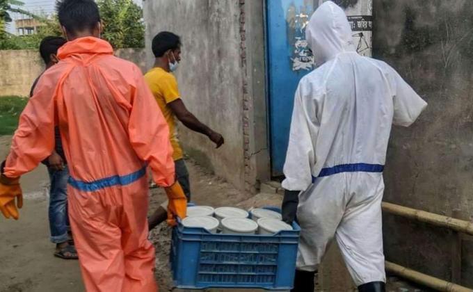 ত্রাণ বিতরণ