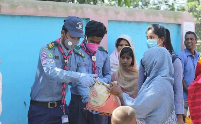 করোনা মহামারীতে অসহায় মানুষদের পাশে দিনাজপুর জেলা রোভার।