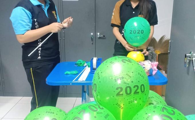 แจกลูกโปร่งในงานวันเด็ก