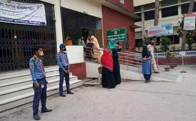 করোনা মহামারীতে হাসপাতালে জনসচেতনতা কার্যক্রম।