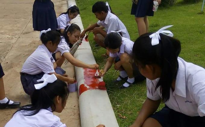 ทาสีฟุตบาทโรงเรียน