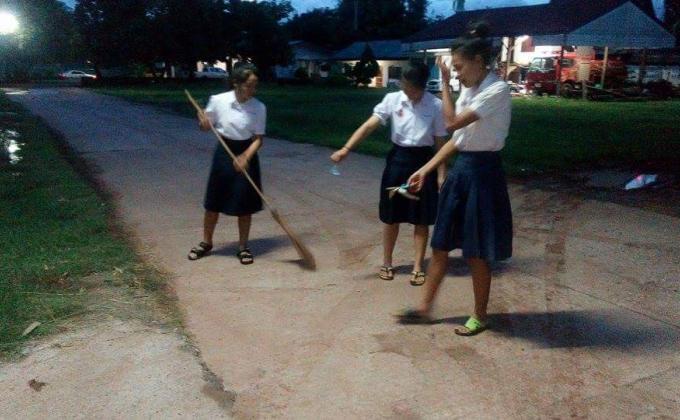 เก็บขยะและทำความสะอาดบริเวณองค์การบริหารส่วนตำบลบ้านเจียง
