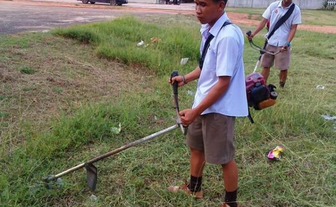 ตัดหญ้าสนามฟุตบอล