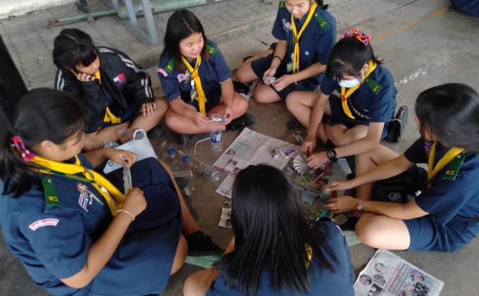 ประดิษฐ์พวงมาลาจากวัสดุเหลือใช้