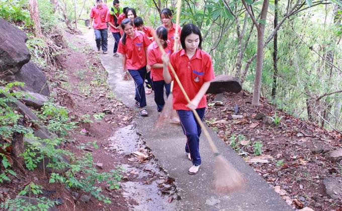 ทำกิจกรรมบำเพ็ญประโยชน์ 