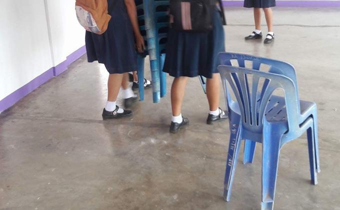 จัดโต๊ะช่วยครู