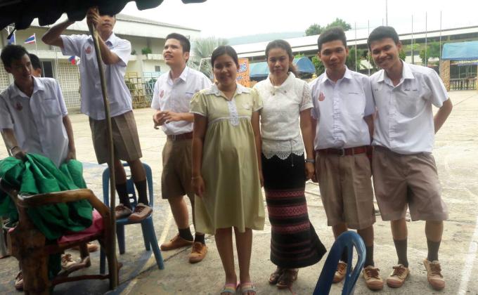 จัดซุ้มช่วยครู