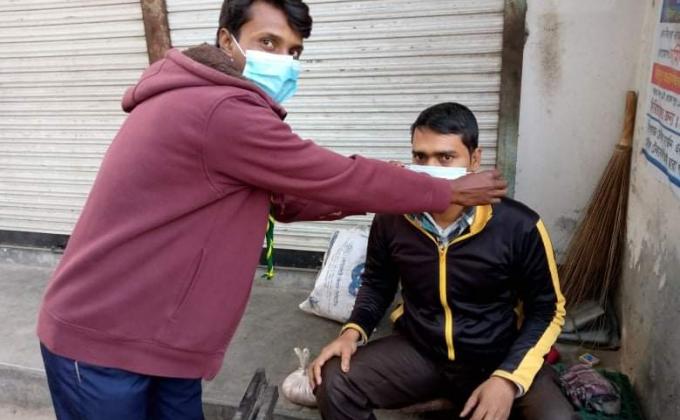 করোনা কালীন সময়ে মাস্ক বিতরণ 