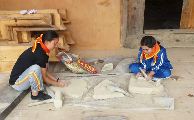 Lending hands to promote culture
