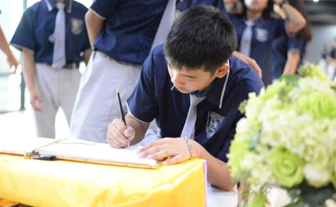 ร่วมลงนามถวายพระเกียรติพระบาทสมเด็จพระปรเมนทรรามาธิบดีศรีสินทรมหาวชิราลงกรณฯ