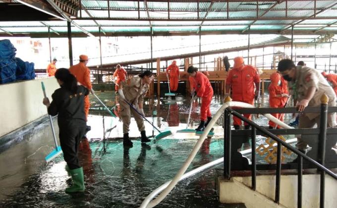 we leadership scout joining hand with dessup went to clean and wash vegetable market for a day. 