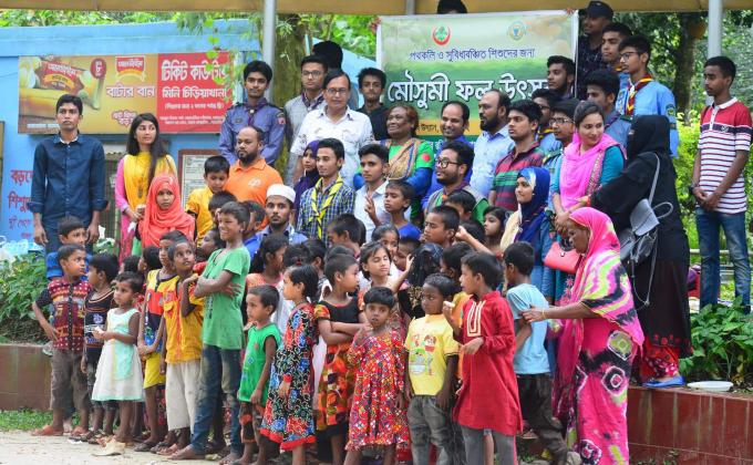 মৌসুমি ফল উৎস শিশুদের সাথে 