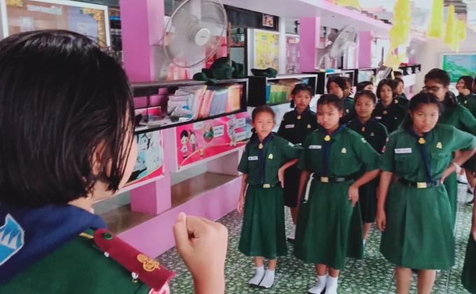 การฝึกสัญญาณมือสากลโดยพี่เลี้ยงลูกเสือโรงเรียนท่าม่วงราษฎร์บำรุ่ง