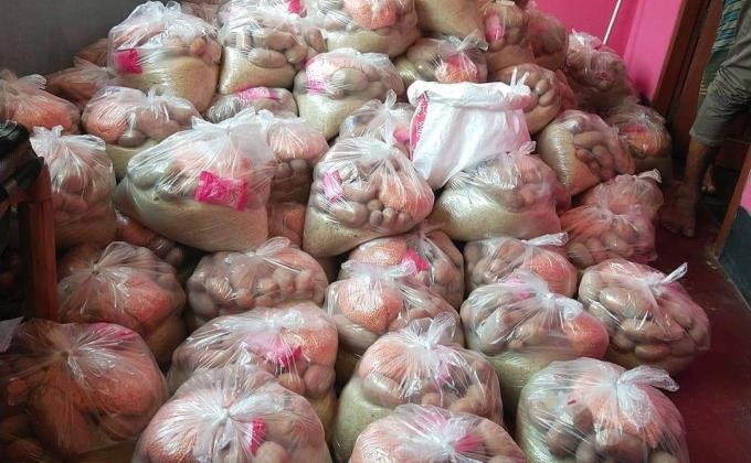 ত্রান সামগ্রী বিতরণ 