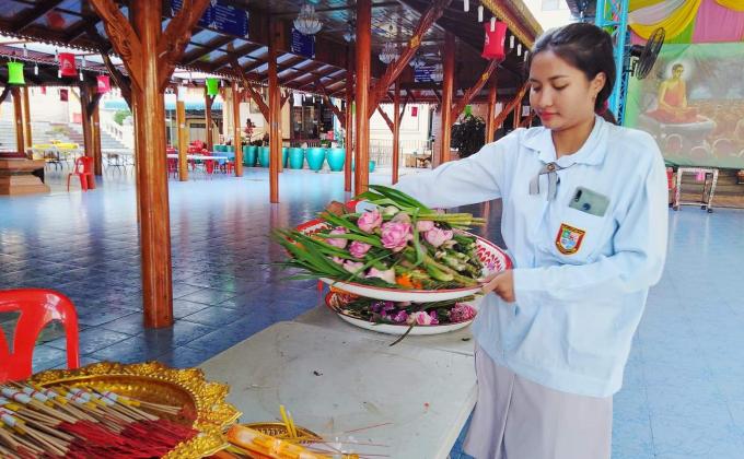 ช่วยยกดอกไม้ที่วัด