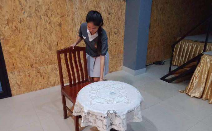 จัดเก้าอี้ให้เข้าที่