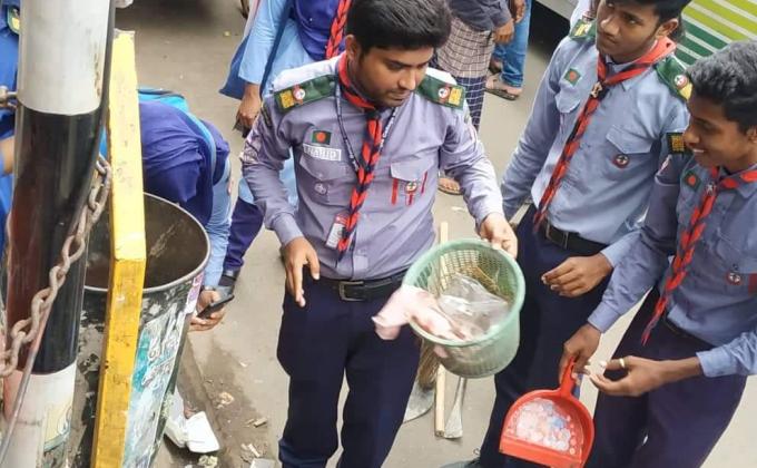রাস্তার চারপাশ পরিষ্কারে রোভার স্কাউট 