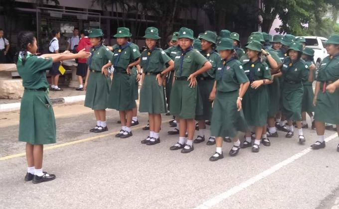 การใช้สัญญาณมือสากลโดยพี่เลี้ยงลูกเสือโรงเรียนท่าม่วงราษฎร์บำรุง 