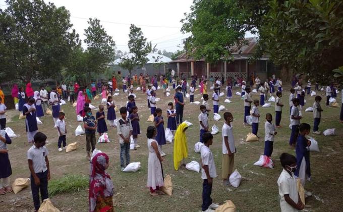 ত্রান বিতরন