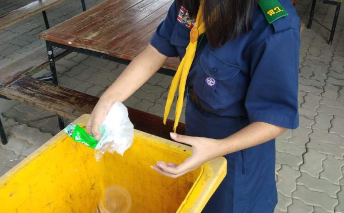 เก็บขยะบนโต๊ะสาธารณะ.