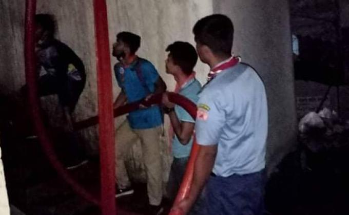 কুষ্টিয়া জেলা রোভার আগুন নিভাতে ফায়ার সার্ভিস ও সিভিল ডিফেন্স কে সাহায্য করে