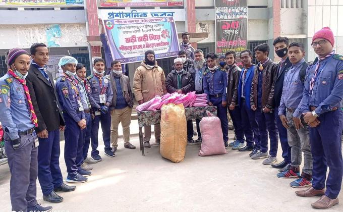 বাড়ী বাড়ী গিয়ে শীতবস্ত্র সংগ্রহ ও বিতরণ কর্মসূচী।